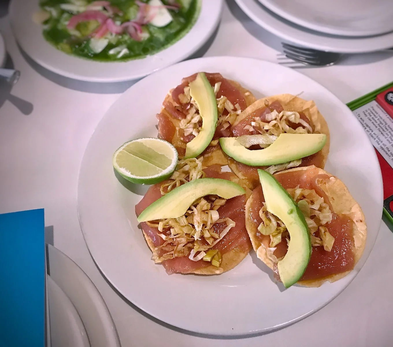 Tostadas de atún with avocado and crispy leeks
