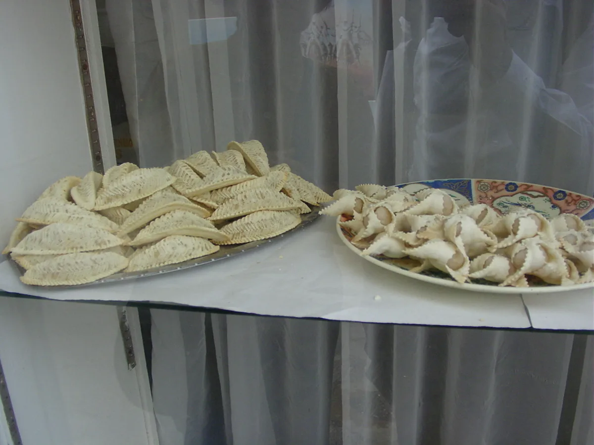 Cornes de gazelle and kaab el ghazal in a pâtisserie