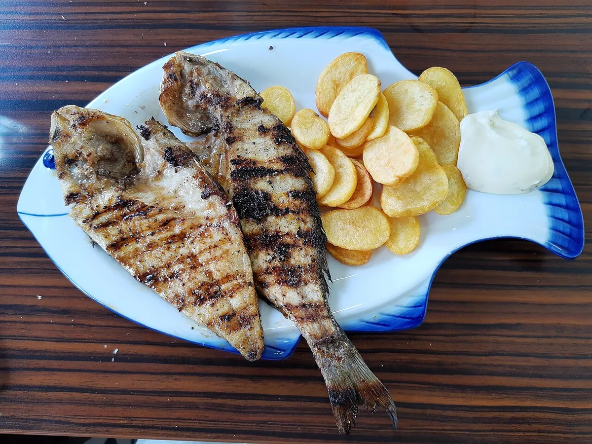 Whole grilled fish with fried potatoes