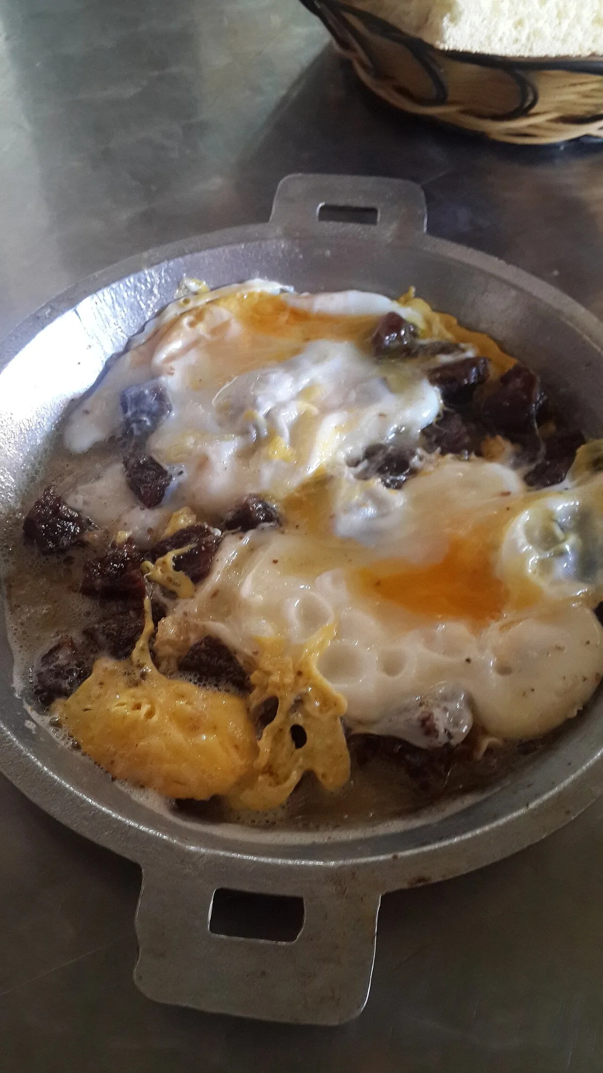 Eggs fried with khlii, Fès's preserved meat