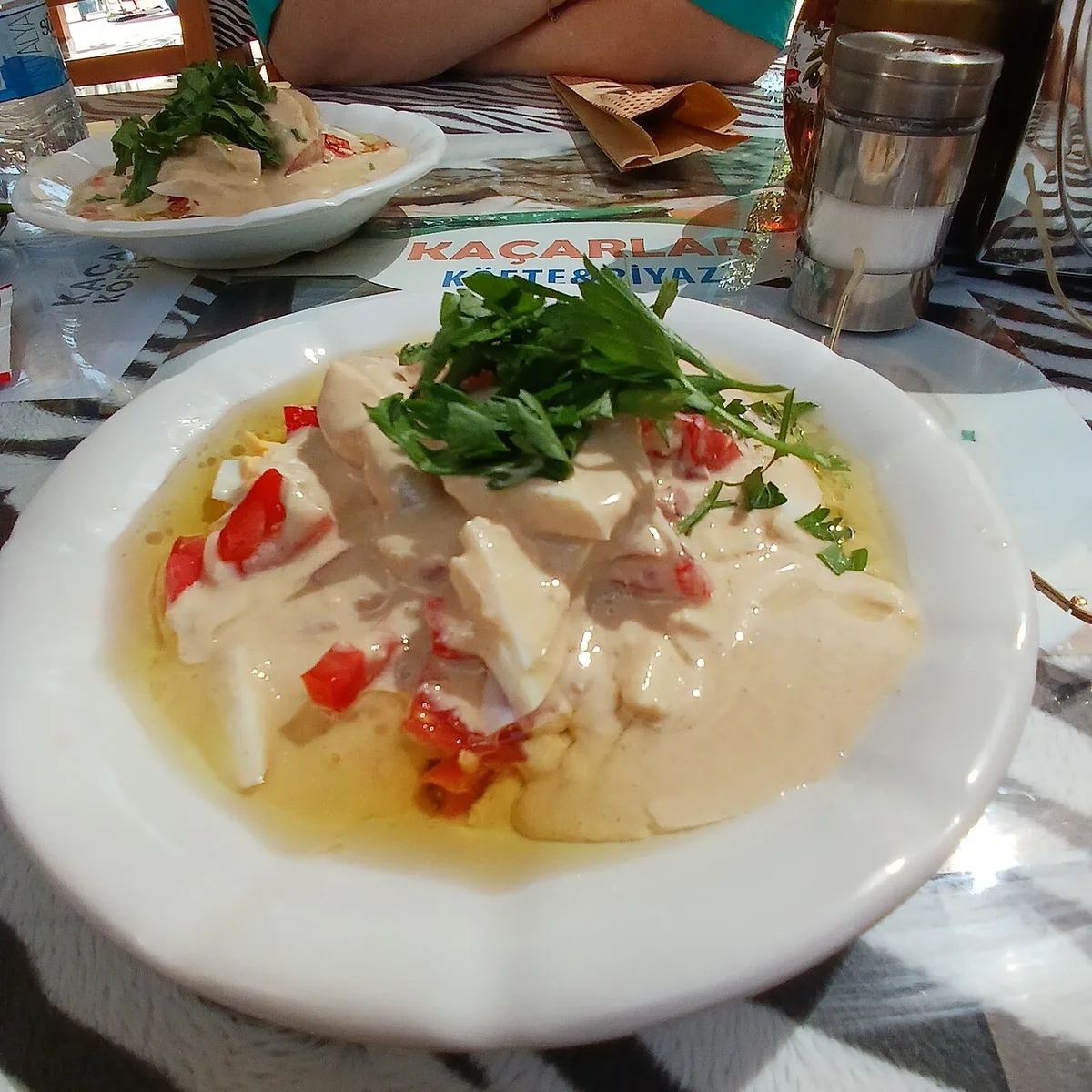 Tahinli Antalya piyazı at a köfte-piyaz shop