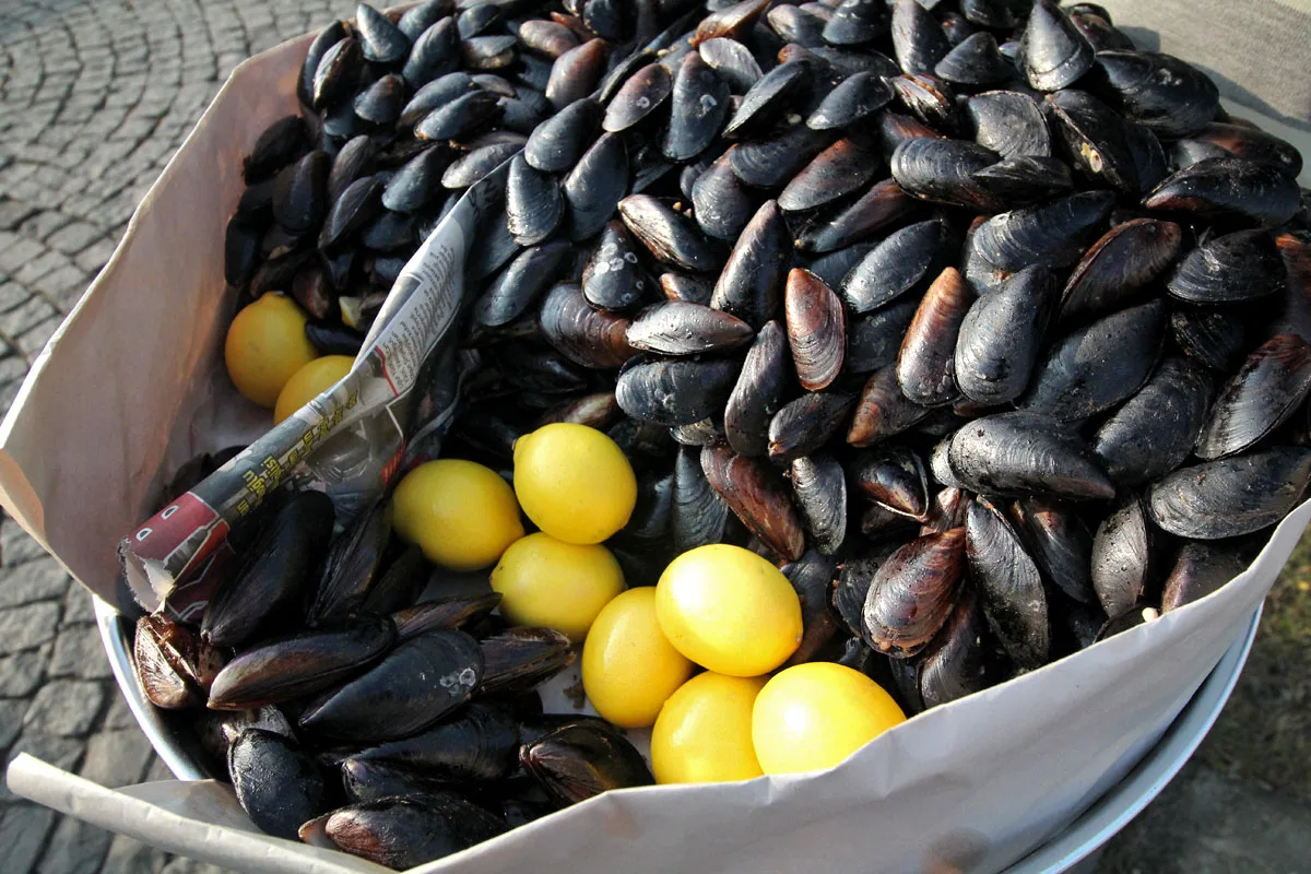 Midye dolma with lemons on a street tray, Istanbul