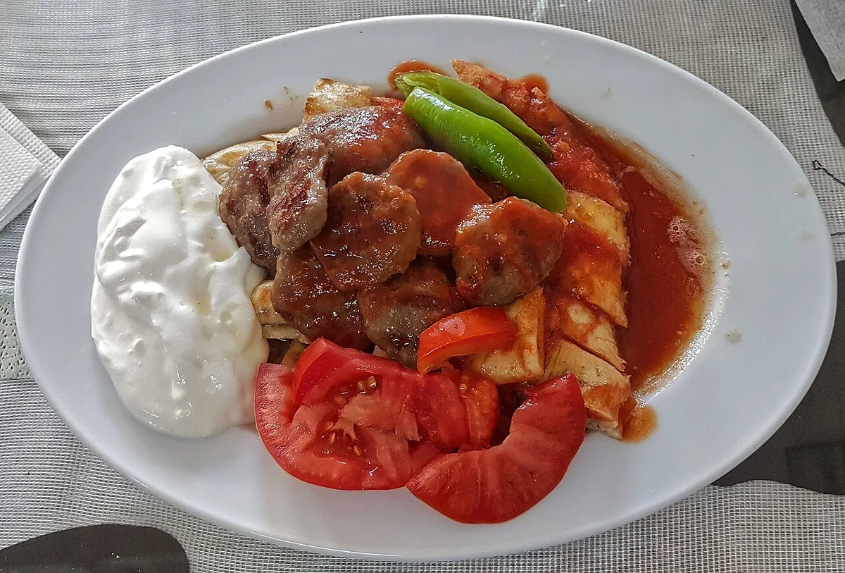 Pideli köfte in Bursa: köfte over pide with tomato sauce and yogurt
