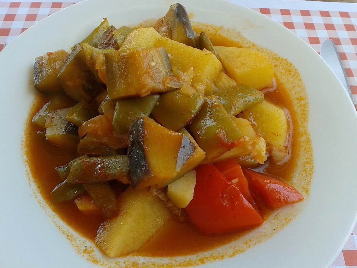 Türlü, the mixed vegetable stew, served on a canteen table