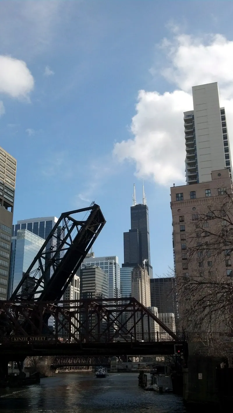 An architecture cruise on the Chicago River