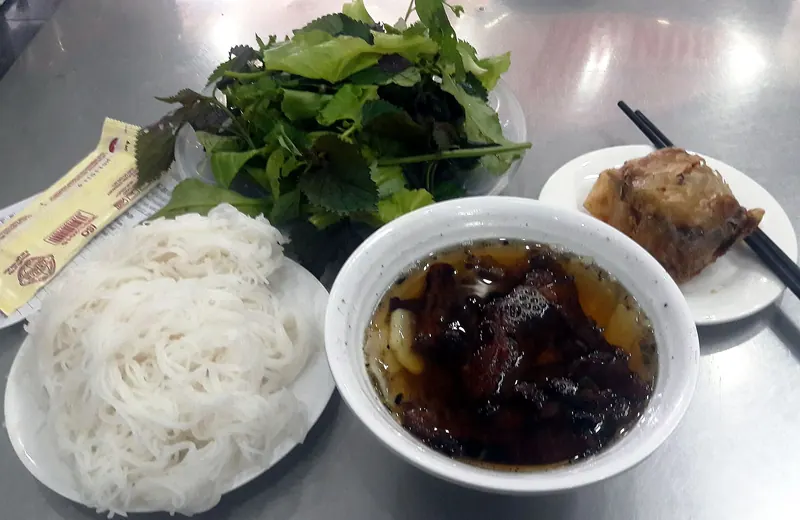 Bun cha: grilled pork in broth with vermicelli and herbs