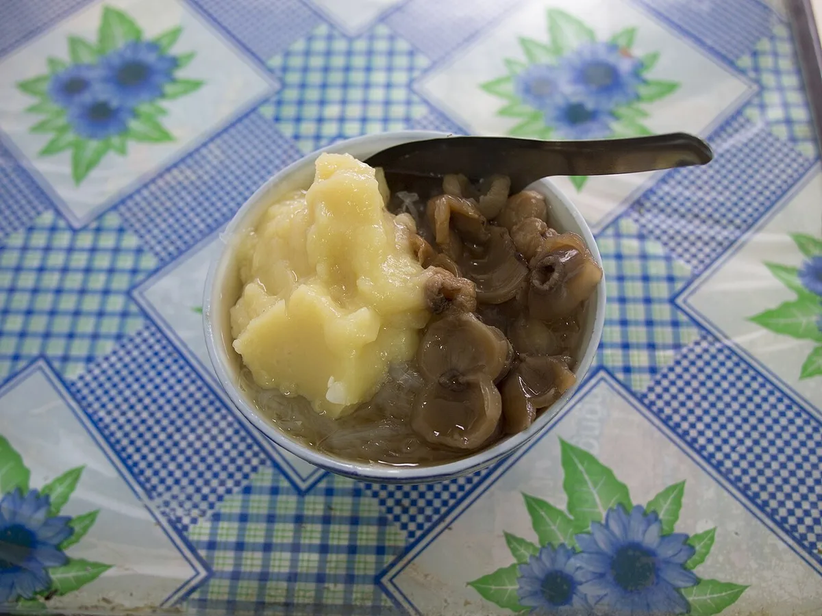 Che in a cup: mung bean paste, jelly, and dried longan