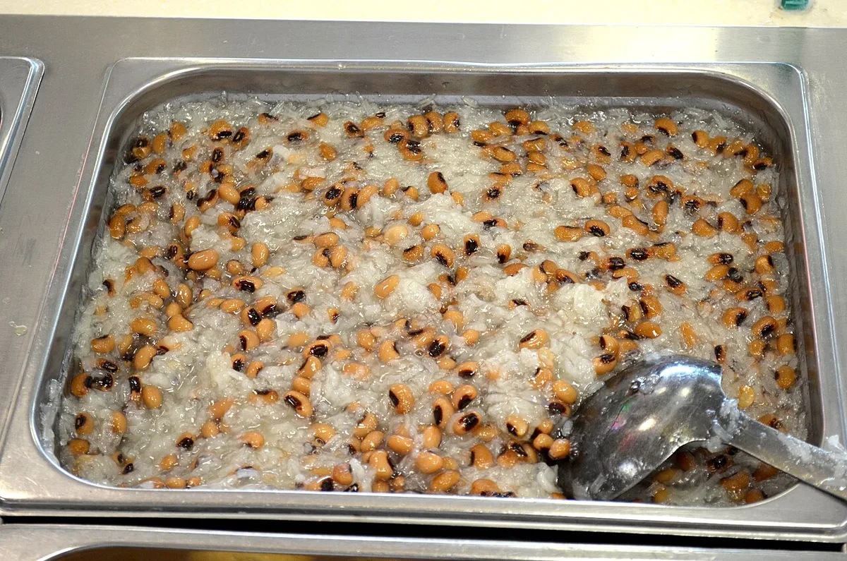A stall tray of che dau trang, white bean sweet soup