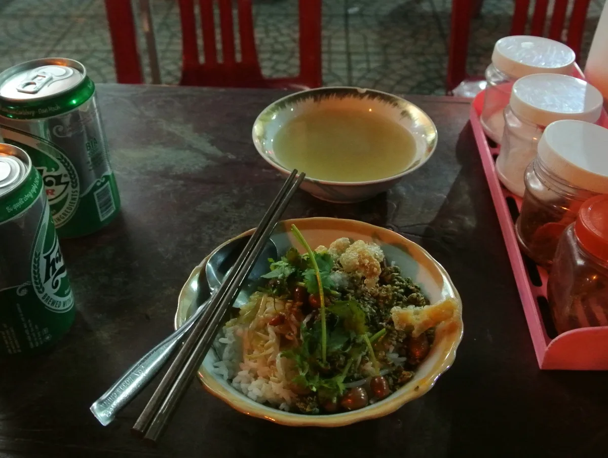 Com hen in Hue: clam rice with herbs and cracklings, the broth on the side