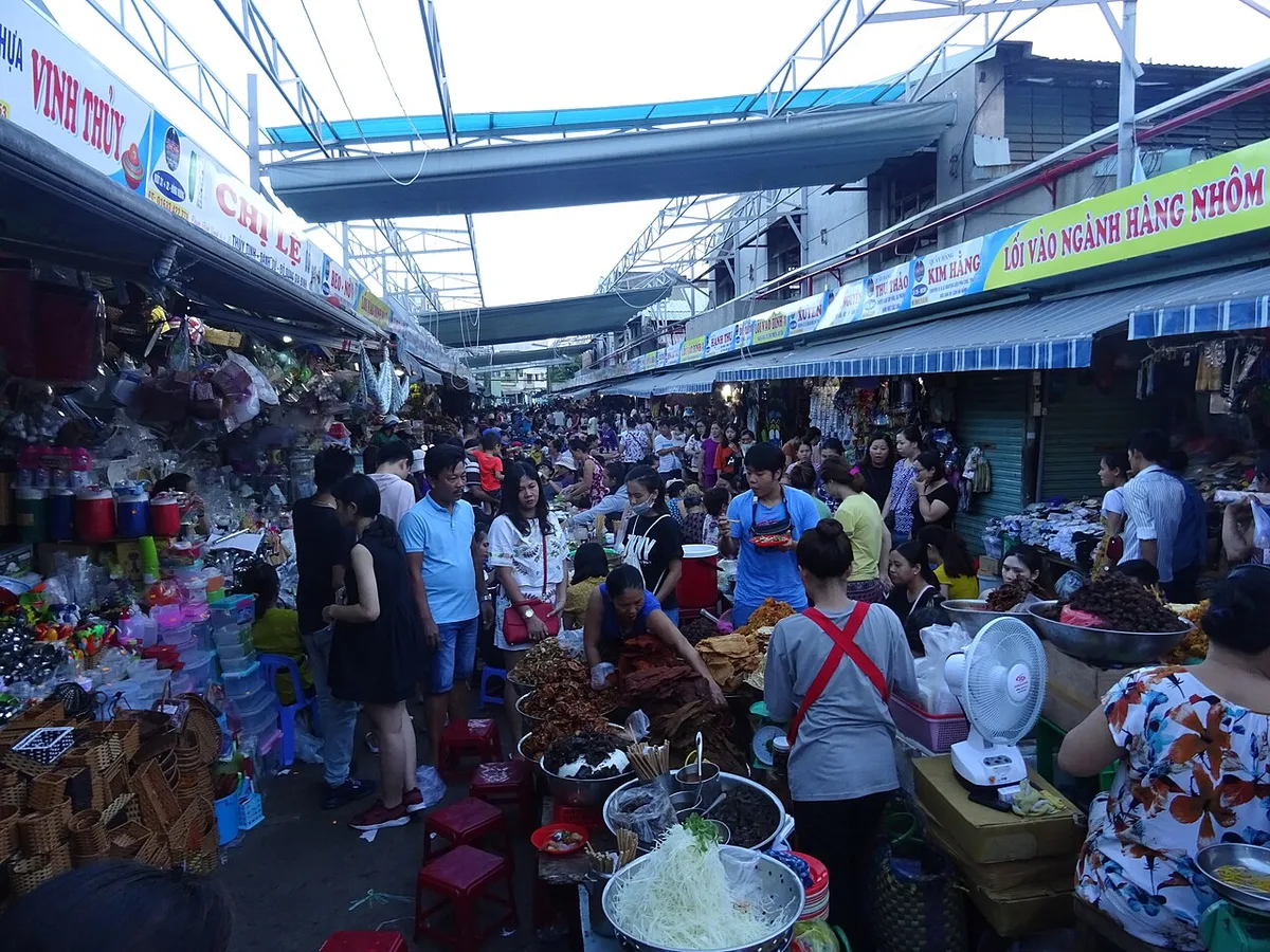 Food stalls and diners inside Con Market, Da Nang