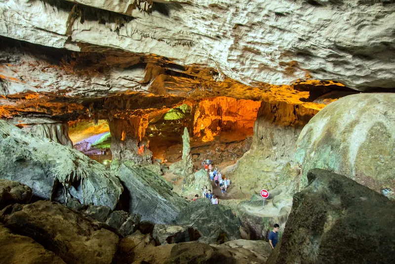 Sung Sot Cave, Ha Long
